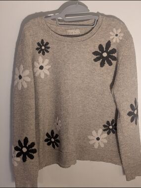 BE COOL Gray Crewneck Sweater with Black and White Floral Motif